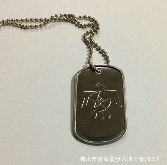 起見，給狗狗帶上【卷邊狗牌】